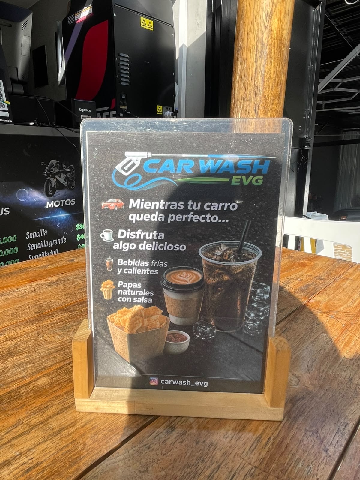 Bebidas y alimentos disponibles en la cafetería