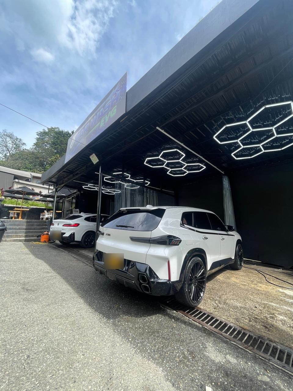 Bahías de lavado de Car Wash EVG con luces hexagonales y vehículos premium